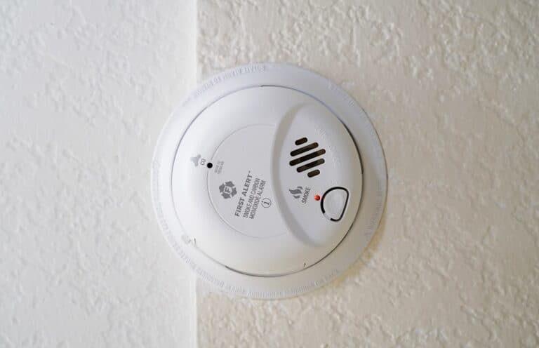 first-alert-smoke-detector-green-light-blinking-an-expert-s-advice-on